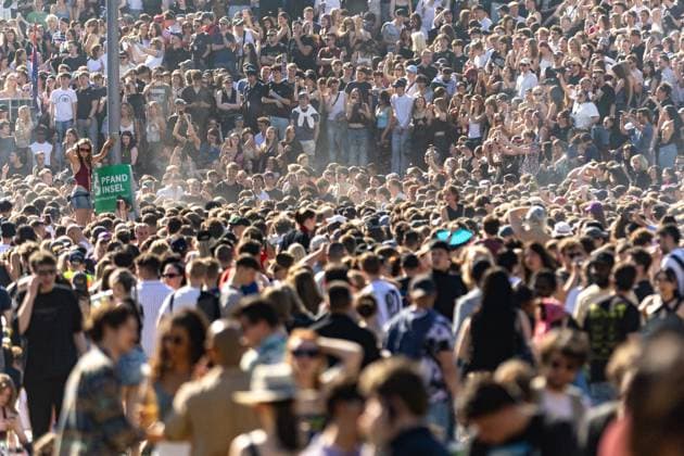 Rave against the Zaun : Tausende feiern in und um den Görlitzer, Der 1. Mai in Kreuzberg rund um den Görlitzer Park und in der Parkanlage selber stand im Zeichen von Feier und Protest. Laut ersten Polizei Schätzungen kamen mehr als 5000 Menschen zusammen, um zu picknicken, die Sonne zu genießen und sich gegen die geplanten Einzäunungen des Parks zu stellen. Unter dem Motto Rave against the Zaun wurde lautstark gegen die Senatspläne demonstriert. Berlin Berlin Deutschland