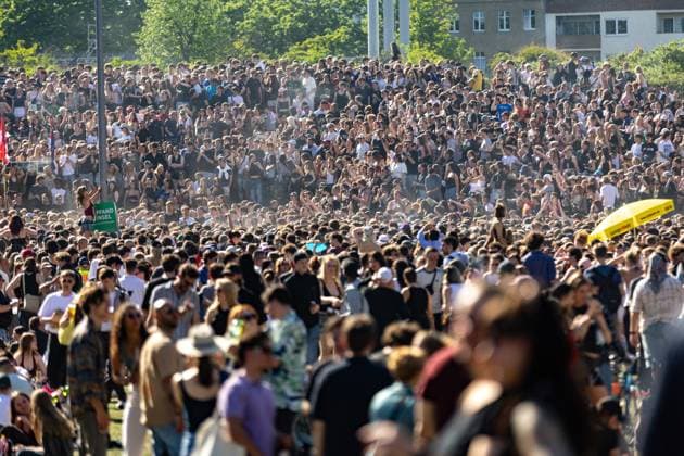 Rave against the Zaun : Tausende feiern in und um den Görlitzer, Der 1. Mai in Kreuzberg rund um den Görlitzer Park und in der Parkanlage selber stand im Zeichen von Feier und Protest. Laut ersten Polizei Schätzungen kamen mehr als 5000 Menschen zusammen, um zu picknicken, die Sonne zu genießen und sich gegen die geplanten Einzäunungen des Parks zu stellen. Unter dem Motto Rave against the Zaun wurde lautstark gegen die Senatspläne demonstriert. Berlin Berlin Deutschland