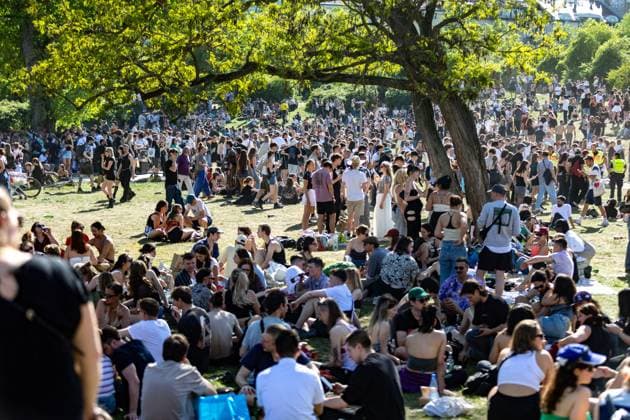 Rave against the Zaun : Tausende feiern in und um den Görlitzer, Der 1. Mai in Kreuzberg rund um den Görlitzer Park und in der Parkanlage selber stand im Zeichen von Feier und Protest. Laut ersten Polizei Schätzungen kamen mehr als 5000 Menschen zusammen, um zu picknicken, die Sonne zu genießen und sich gegen die geplanten Einzäunungen des Parks zu stellen. Unter dem Motto Rave against the Zaun wurde lautstark gegen die Senatspläne demonstriert. Berlin Berlin Deutschland