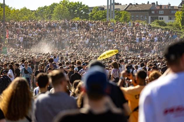 Rave against the Zaun : Tausende feiern in und um den Görlitzer, Der 1. Mai in Kreuzberg rund um den Görlitzer Park und in der Parkanlage selber stand im Zeichen von Feier und Protest. Laut ersten Polizei Schätzungen kamen mehr als 5000 Menschen zusammen, um zu picknicken, die Sonne zu genießen und sich gegen die geplanten Einzäunungen des Parks zu stellen. Unter dem Motto Rave against the Zaun wurde lautstark gegen die Senatspläne demonstriert. Berlin Berlin Deutschland