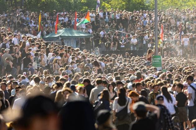 Rave against the Zaun : Tausende feiern in und um den Görlitzer, Der 1. Mai in Kreuzberg rund um den Görlitzer Park und in der Parkanlage selber stand im Zeichen von Feier und Protest. Laut ersten Polizei Schätzungen kamen mehr als 5000 Menschen zusammen, um zu picknicken, die Sonne zu genießen und sich gegen die geplanten Einzäunungen des Parks zu stellen. Unter dem Motto Rave against the Zaun wurde lautstark gegen die Senatspläne demonstriert. Berlin Berlin Deutschland