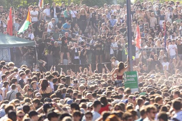 Rave against the Zaun : Tausende feiern in und um den Görlitzer, Der 1. Mai in Kreuzberg rund um den Görlitzer Park und in der Parkanlage selber stand im Zeichen von Feier und Protest. Laut ersten Polizei Schätzungen kamen mehr als 5000 Menschen zusammen, um zu picknicken, die Sonne zu genießen und sich gegen die geplanten Einzäunungen des Parks zu stellen. Unter dem Motto Rave against the Zaun wurde lautstark gegen die Senatspläne demonstriert. Berlin Berlin Deutschland