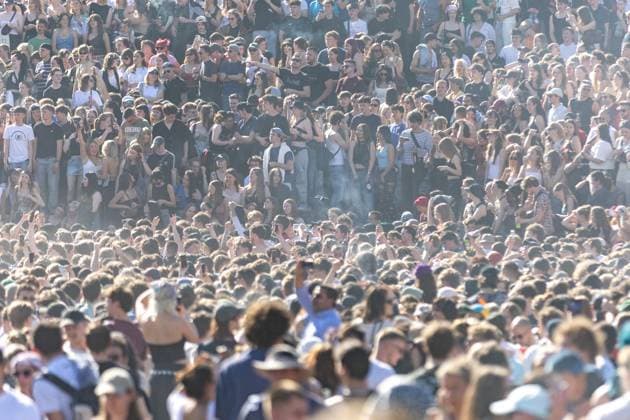 Rave against the Zaun : Tausende feiern in und um den Görlitzer, Der 1. Mai in Kreuzberg rund um den Görlitzer Park und in der Parkanlage selber stand im Zeichen von Feier und Protest. Laut ersten Polizei Schätzungen kamen mehr als 5000 Menschen zusammen, um zu picknicken, die Sonne zu genießen und sich gegen die geplanten Einzäunungen des Parks zu stellen. Unter dem Motto Rave against the Zaun wurde lautstark gegen die Senatspläne demonstriert. Berlin Berlin Deutschland