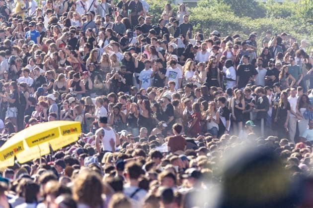 Rave against the Zaun : Tausende feiern in und um den Görlitzer, Der 1. Mai in Kreuzberg rund um den Görlitzer Park und in der Parkanlage selber stand im Zeichen von Feier und Protest. Laut ersten Polizei Schätzungen kamen mehr als 5000 Menschen zusammen, um zu picknicken, die Sonne zu genießen und sich gegen die geplanten Einzäunungen des Parks zu stellen. Unter dem Motto Rave against the Zaun wurde lautstark gegen die Senatspläne demonstriert. Berlin Berlin Deutschland