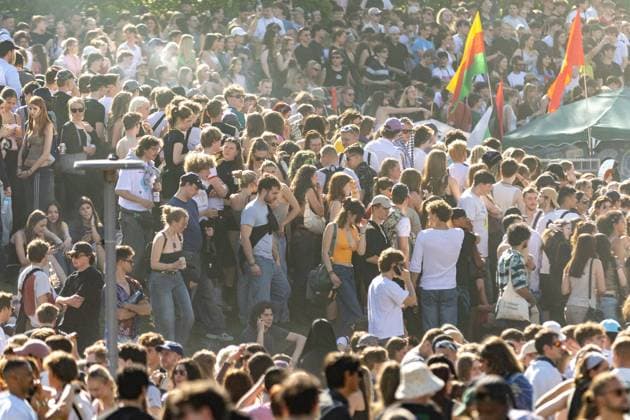 Rave against the Zaun : Tausende feiern in und um den Görlitzer, Der 1. Mai in Kreuzberg rund um den Görlitzer Park und in der Parkanlage selber stand im Zeichen von Feier und Protest. Laut ersten Polizei Schätzungen kamen mehr als 5000 Menschen zusammen, um zu picknicken, die Sonne zu genießen und sich gegen die geplanten Einzäunungen des Parks zu stellen. Unter dem Motto Rave against the Zaun wurde lautstark gegen die Senatspläne demonstriert. Berlin Berlin Deutschland
