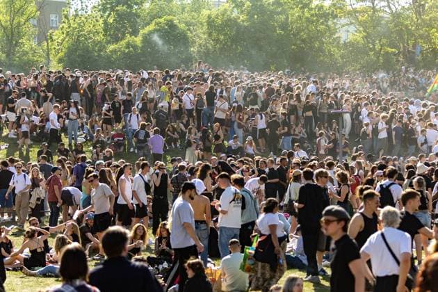 Rave against the Zaun : Tausende feiern in und um den Görlitzer, Der 1. Mai in Kreuzberg rund um den Görlitzer Park und in der Parkanlage selber stand im Zeichen von Feier und Protest. Laut ersten Polizei Schätzungen kamen mehr als 5000 Menschen zusammen, um zu picknicken, die Sonne zu genießen und sich gegen die geplanten Einzäunungen des Parks zu stellen. Unter dem Motto Rave against the Zaun wurde lautstark gegen die Senatspläne demonstriert. Berlin Berlin Deutschland