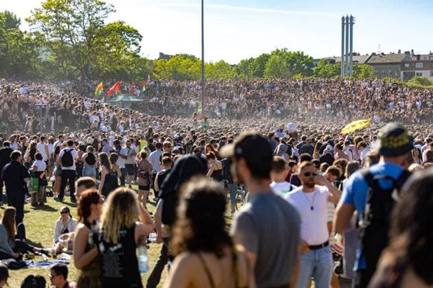 Rave against the Zaun : Tausende feiern in und um den Görlitzer, Der 1. Mai in Kreuzberg rund um den Görlitzer Park und in der Parkanlage selber stand im Zeichen von Feier und Protest. Laut ersten Polizei Schätzungen kamen mehr als 5000 Menschen zusammen, um zu picknicken, die Sonne zu genießen und sich gegen die geplanten Einzäunungen des Parks zu stellen. Unter dem Motto Rave against the Zaun wurde lautstark gegen die Senatspläne demonstriert. Berlin Berlin Deutschland