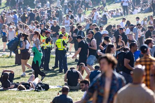 Rave against the Zaun : Tausende feiern in und um den Görlitzer, Der 1. Mai in Kreuzberg rund um den Görlitzer Park und in der Parkanlage selber stand im Zeichen von Feier und Protest. Laut ersten Polizei Schätzungen kamen mehr als 5000 Menschen zusammen, um zu picknicken, die Sonne zu genießen und sich gegen die geplanten Einzäunungen des Parks zu stellen. Unter dem Motto Rave against the Zaun wurde lautstark gegen die Senatspläne demonstriert. Berlin Berlin Deutschland