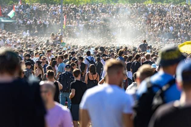 Rave against the Zaun : Tausende feiern in und um den Görlitzer, Der 1. Mai in Kreuzberg rund um den Görlitzer Park und in der Parkanlage selber stand im Zeichen von Feier und Protest. Laut ersten Polizei Schätzungen kamen mehr als 5000 Menschen zusammen, um zu picknicken, die Sonne zu genießen und sich gegen die geplanten Einzäunungen des Parks zu stellen. Unter dem Motto Rave against the Zaun wurde lautstark gegen die Senatspläne demonstriert. Berlin Berlin Deutschland