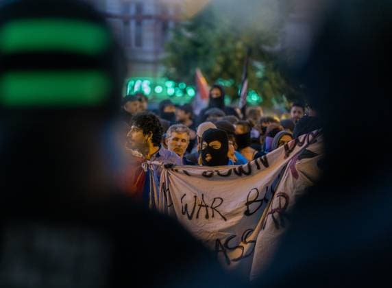 Revolutionäre Demo in Kreuzberg und Neukölln verläuft friedli, Die traditionelle revolutionäre Demonstration am 1. Mai in Kreuzberg und Neukölln, an der zahlreiche Menschen teilnahmen, führte zu keinen nennenswerten Krawallen. Die Polizei, die mit einem Großaufgebot präsent war, sprach von einem sehr ruhigen Verlauf. Unterstützung für die Berliner Polizei kam von Kräften aus anderen Bundesländern und der Bundespolizei. Berlin Berlin Deutschland