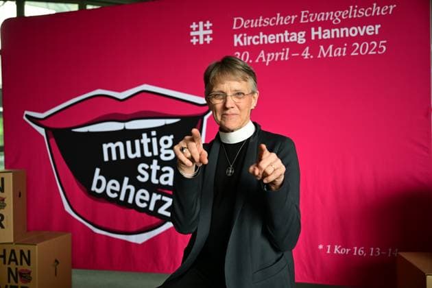 Bilder des Jahres 2025, News 05 Mai News Themen der Woche KW18 News Bilder des Tages Die US-amerikanische Bischoefin Mariann Edgar Budde am Samstag (03.05.2025) auf dem 39. Deutschen Evangelischen Kirchentag in Hannover. Unter dem Leitwort mutig - stark - beherzt sind bis Sonntag rund 1.500 Veranstaltungen zu Glaubensfragen und gesellschaftlichen Themen wie Frieden, Klimaschutz und Rechtsextremismus geplant. Die Veranstalter rechnen mit rund 100.000 Besuchern. (Siehe epd-Meldung vom 03.05.2025) EDITORIAL USE ONLY