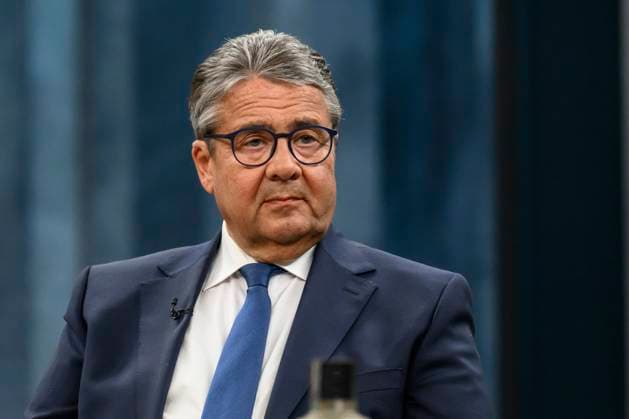GER, Berlin, Studio, zu Gast bei - Caren Miosga, Polittalk, TV, Format, mit Moderatorin, NDR, Das Erste, aus Adlershof - am Studio 20, Thema - Trumps Ukraine-Deal: Neue Hoffnung auf Frieden, im Bild v.l.: Sigmar Gabriel (Bundesaußenminister a. D.), 04.05.2025 Copyright: HMBxMedia UwexKoch