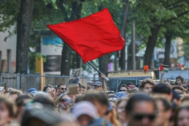 Berlin, Deutschland, 01.05.2025: Kreuzberg und Neukölln: Revolutionäre 1.-Mai-Demo: Linke Demonstranten ziehen über die Urbanstraße und zeigen die Rote Fahne. Copyright: xdtsxNachrichtenagenturx dts_65316