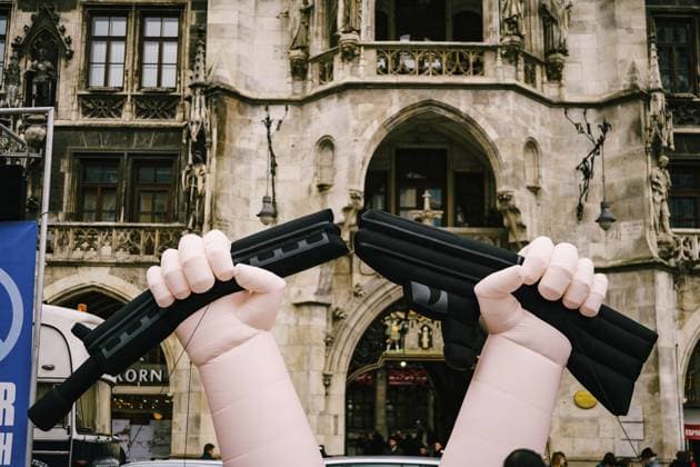 München, DEUTSCHLAND 9. MÄRZ 2018: No war rally. Ein aufblasbarer Ballon eines zerbrochenen Maschinengewehrs, auf einer Demonstration gegen den Krieg. Symbol einer zerbrochenen Waffe Munich, GERMANY - 9 MARCH 2018: No war rally. An inflatable balloon of a broken machine gun, on a demonstration against the war. Symbol of a broken weapon Copyright: imageBROKER NadtochiyxVladimir ibxiqx13171415.jpg