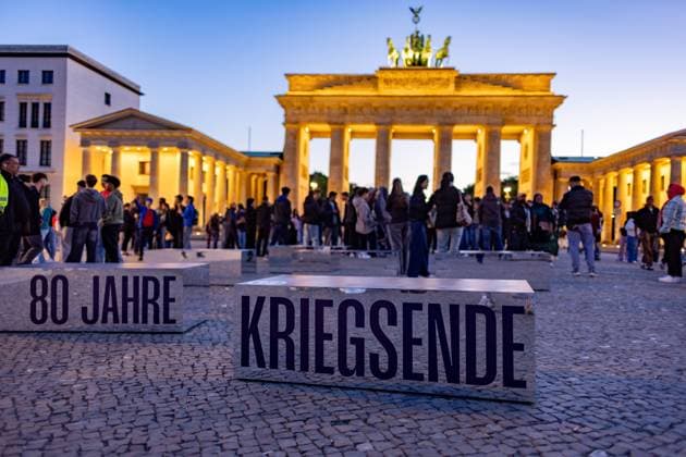 Bilder des Jahres 2025, News 05 Mai News Themen der Woche KW19 News Bilder des Tages Berlin gedenkt 80 Jahre Ende Zweiter Weltkrieg, Vor dem Brandenburger Tor in Berlin erinnert eine neue Ausstellung an das Ende des Zweiten Weltkriegs vor 80 Jahren. Die Schau beleuchtet die letzten Kriegstage, die Kapitulation und die unmittelbaren Folgen für Deutschland und Europa. Historische Dokumente und Fotografien zeichnen ein eindringliches Bild der Zerstörung und des Neubeginns. Berlin Berlin Deutschland