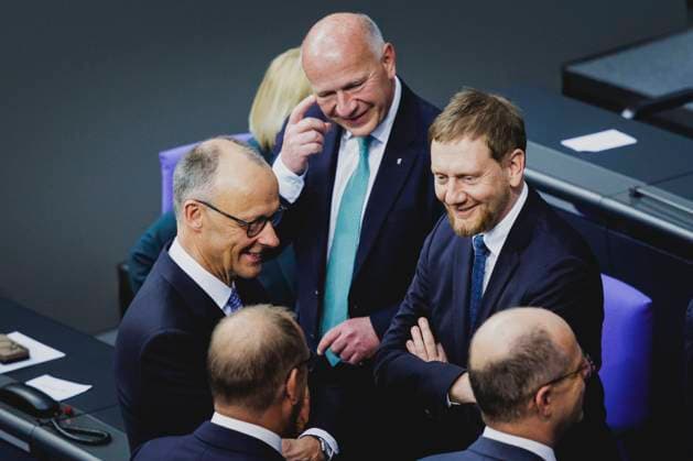 (L-R) Friedrich Merz (CDU), designierter Bundeskanzler, Kai Wegner, CDU, Regierender Buergermeister von Berlin, und Michael Kretschmer, Ministerpraesident von Sachsen und CDU-Landesvorsitzender, aufgenommen im Rahmen der Sitzung des Bundestages zur Wahl des neuen Bundeskanzlers sowie Vereidigung der Bundesministerinnen und Bundesminister in Berlin, 06.05.2025. Berlin Deutschland Copyright: xFlorianxGaertnerx