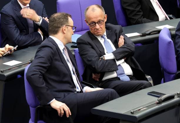 Bilder des Jahres 2025, News 05 Mai News Themen der Woche KW19 News Bilder des Tages Jens Spahn, Vorsitzender der CDU CSU Bundestagsfraktion, Friedrich Merz, des. Bundeskanzler, CDU, Bundestagssitzung mit dem 1. Wahlgang zur Kanzlerwahl, DEU, Berlin, 06.05.2025