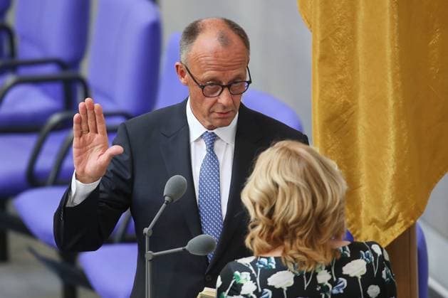 Bilder des Jahres 2025, News 05 Mai News Themen der Woche KW19 News Bilder des Tages Berlin, Deutschland, 06.05.2025: Deutscher Bundestag: 2. Bundestagssitzung: Bundeskanzler Friedrich Merz bekommt von Julia Klöckner den Amtseid abgenommen. Copyright: xdtsxNachrichtenagenturx dts_65740