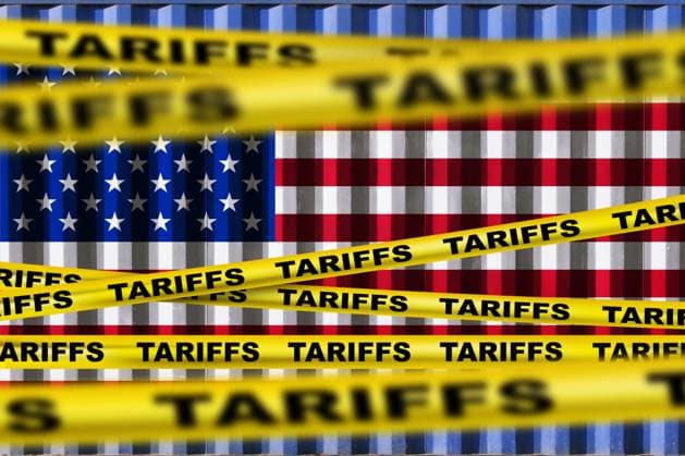 Wirtschaftszölle Konzept. Amerikanische Zölle auf die EU. Krise, Handel und Wirtschaftskrieg. Gelbes Band Zölle auf einem blauen Versandcontainer Hintergrund Textur mit amerikanischer Flagge