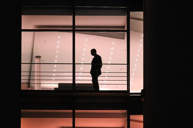 Berlin, Deutschland, 06.05.2025: Bundeskanzleramt: Friedrich Merz zum ersten Mal im Kanzlerbüro: Der neue Bundeskanzler läuft um 21:35 Uhr das erste Mal alleine durch sein Büro Copyright: xdtsxNachrichtenagenturx dts_65755
