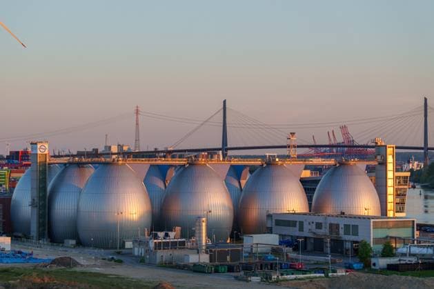 Die markanten Faultürme der Kläranlage Köhlbrandhöft erzeugen aus Klärschlamm wertvolles Biogas für eine nachhaltige Energieversorgung.