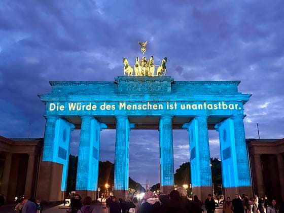 Bilder des Jahres 2025, News 05 Mai News Themen der Woche KW19 News Bilder des Tages 08.05.2025, Brandenburger Tor in Berlin, wird illuminiert zum 80. Jahrestag des Ende des 2. Weltkrieg, Berlin Deutschland, Germany