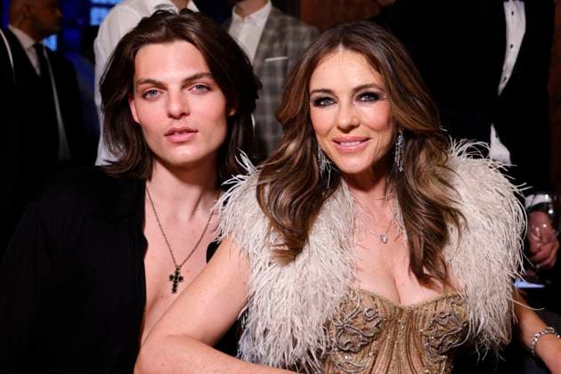 Bilder des Jahres 2025, Entertainment 05 Mai Entertainment Themen der Woche KW19 Die britische Schauspielerin Elizabeth Hurley (Liz Hurley) und ihr Sohn Schauspieler Damian Hurley bei der ersten Charity Nacht der Umbrella Foundation im Hotel The Wellem. Düsseldorf, 08.05.2025 NRW Deutschland Copyright: xChristophxHardtx