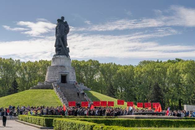 Bilder des Jahres 2025, News 05 Mai News Themen der Woche KW19 News Bilder des Tages Am 09.05.2025 ehren Besucher aus den Republiken der ehemaligen Sowjetunion und aus Berlin die gefallenen sowjetischen Soldaten am Sowjetischen Ehrenmal in Berlin-Treptow. Der Tag des Endes des Zweiten Weltkrieges in Deutschland jährt sich 2025 zum 80. mal. Die bedingungslose Kapitulation am 8. Mai 1945 um 23:01 Uhr in Berlin-Karlshorst besiegelte das Ende des Zweiten Weltkrieges in Europa. In Moskau war durch die zweistündige Zeitverschiebung schon der 9. Mai angebrochen. Deshalb wird in den ehemaligen Ländern der Sowjetunion dieser Tag als Tag des Sieges gefeiert.
