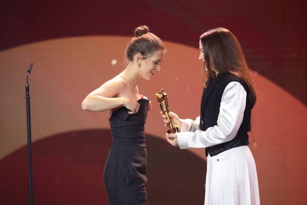 Bilder des Jahres 2025, Entertainment 05 Mai Entertainment Themen der Woche KW19 Entertainment Bilder des Tages Hannah Herzsprung Laudatorin und Liv Lisa Fries Â· IN LIEBE, EURE HILDE BESTE WEIBLICHE HAUPTROLLE bei Verleihung DEUTSCHER FILMPREIS 2025 in Berlin Copyright: xEventpressxFuhrx