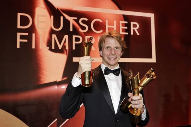 Bilder des Jahres 2025, Entertainment 05 Mai Entertainment Themen der Woche KW19 Tim Fehlbaum, der Gewinner mit seiner Lola Statue bei der Deutscher Filmpreis Verleihung am 9.05.2025 in Berlin Deutscher Filmpreis 2025 in Berlin - Gewinner bei der Aftershowparty