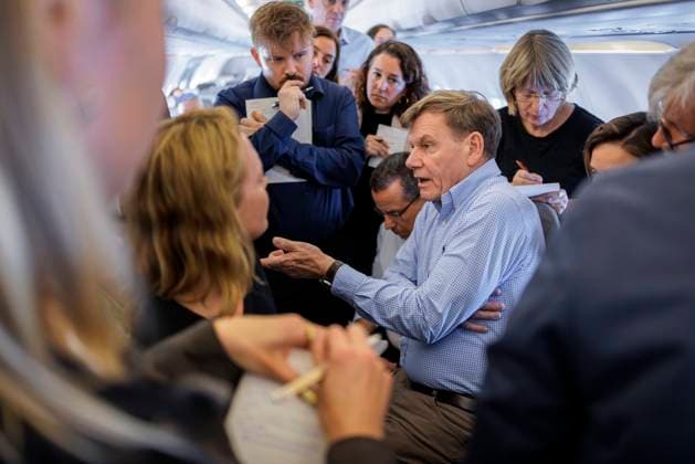 Bilder des Jahres 2025, News 05 Mai News Themen der Woche KW19 News Bilder des Tages Johann Wadephul (CDU), Bundesaussenminister, reist nach Israel und in die Palaestinensischen Gebiete. Hier im Gespraech mit Journalisten an Bord eines A321, der Flugbereitschaft BMVg, auf dem Flug nach Tel Aviv. Berlin, 10.05.2025. Fotografiert im Auftrag des Auswaertigen Amtes Tel Aviv Israel Copyright: xThomasxImo AAx