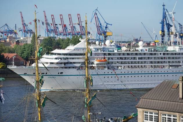 Kreuzfahrt-Kreuzfahrtschiff MS Amadea beim Einlauf in den Hafen von Hamburg in Deutschland. Neben den 7 Weltmeeren ist die MS Amadea auch als Traumschiff im Fernsehen bekannt. Kreuzfahrt - Kreuzfahrtschiff