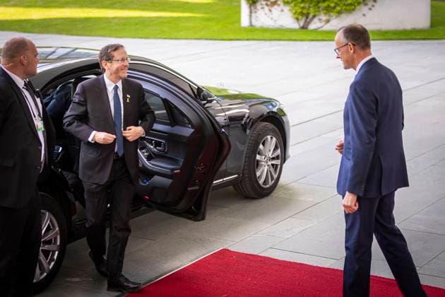 (R-L) Friedrich Merz (CDU), Bundeskanzler, empfaengt Isaac Herzog, Staatspraesident von Israel, im Bundeskanzleramt in Berlin, 12.05.2025. Berlin Deutschland Copyright: xAmreixSchulzx