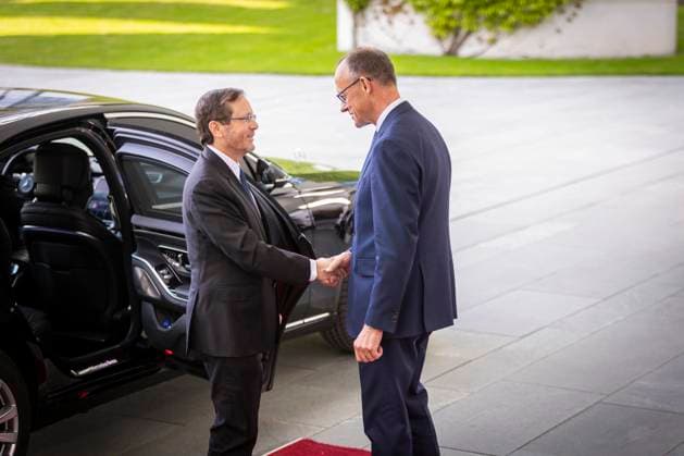 (R-L) Friedrich Merz (CDU), Bundeskanzler, empfaengt Isaac Herzog, Staatspraesident von Israel, im Bundeskanzleramt in Berlin, 12.05.2025. Berlin Deutschland Copyright: xAmreixSchulzx