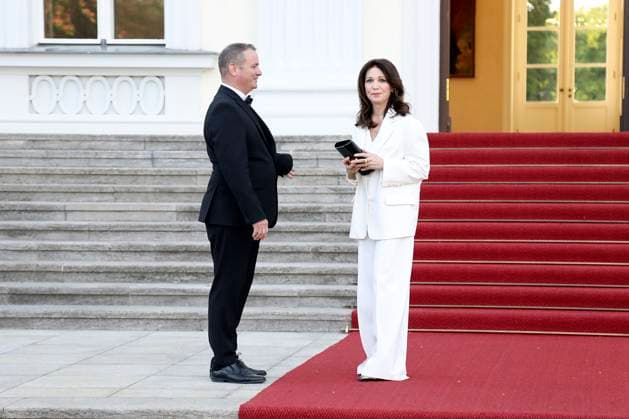 Iris Berben bei der Ankunft zum festlichen Abendessen zur Würdigung des 60-jährigen Jubiläums der Aufnahme diplomatischer Beziehungen zwischen der Bundesrepublik Deutschland und Israel am 12. Mai 1965 im Schloss Bellevue. Berlin, 12.05.2025