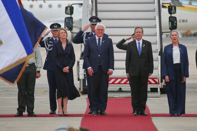 Bilder des Jahres 2025, News 05 Mai News Themen der Woche KW20 Tel Aviv, Israel, 13.05.2025: Reise des Bundespräsidenten nach Israel: Empfang mit Militärischen Ehren, L-R: Elke Büdenbender, Frank-Walter Steinmeier, Isaak Herzog, Michal Herzog Copyright: xdtsxNachrichtenagenturx dts_66653