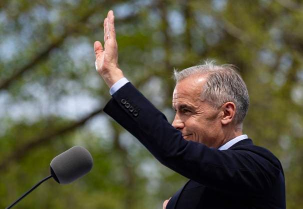 May 13, 2025, Ottawa, On, CANADA: Prime Minister Mark Carney waves as he is applauded by the public as he arrives to speak to the press following a swearing-in ceremony at Rideau Hall in Ottawa on Tuesday, May 13, 2025. Ottawa CANADA  - ZUMAc35_ 20250513_zaf_c35_146 Copyright: xChristinnexMuschix
