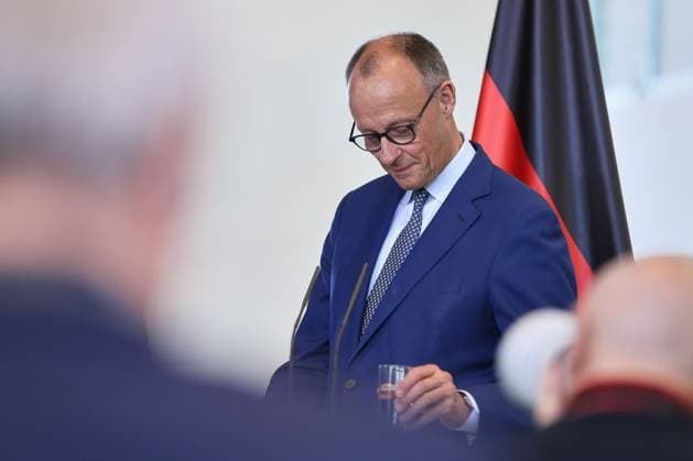 Berlin, Deutschland, 13.05.2025: Bundeskanzleramt: Empfang des griechischen Ministerpräsidenten durch den deutschen Kanzler: Bundeskanzler Friedrich Merz (CDU) hält ein Glas Wasser in der Hand Copyright: xdtsxNachrichtenagenturx dts_66732