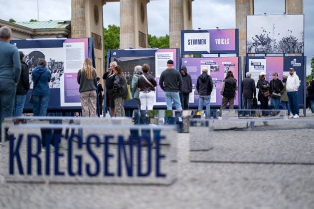 Besucher auf der Open-Air-Ausstellung zum 80. Jahrestag des Sieges über den Nationalsozialismus am Brandenburger Tor in Berlin. Visitors at the open-air exhibition to mark the 80th anniversary of the victory over National Socialism at the Brandenburg Gate in Berlin. snapshot-photography K.M.Krause