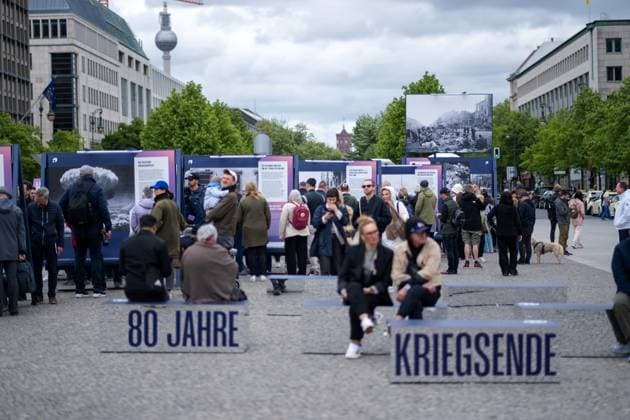 Besucher auf der Open-Air-Ausstellung zum 80. Jahrestag des Sieges über den Nationalsozialismus am Brandenburger Tor in Berlin. Visitors at the open-air exhibition to mark the 80th anniversary of the victory over National Socialism at the Brandenburg Gate in Berlin. snapshot-photography K.M.Krause