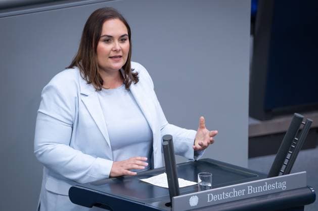 Deutscher Bundestag, 4. Plenarsitzung Isabel Cademartori (SPD) im Portrait bei ihrer Rede mit besonderer Geste zum Tagesordnungspunkt Verkehr bei der 4. Sitzung des Deutschen Bundestag in Berlin, 15.05.2025 Berlin Berlin Deutschland