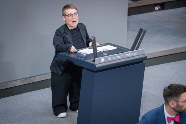 News Bilder des Tages Deutscher Bundestag, 4. Plenarsitzung Simone Fischer (Gruene) bei ihrer ersten Rede zum Tagesordnungspunkt Gesundheit bei der 4. Sitzung des Deutschen Bundestag in Berlin, 15.05.2025 Berlin Berlin Deutschland