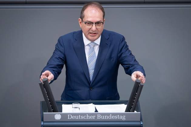 News Bilder des Tages Deutscher Bundestag, 5. Plenarsitzung Alexander Dobrindt, Bundesminister des Innern bei seiner Rede mit besonderer Geste zum Tagesordnungspunkt Inneres bei der 5. Sitzung des Deutschen Bundestag in Berlin, 16.05.2025 Berlin Berlin Deutschland