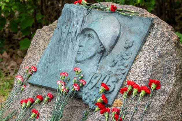 Gedenken zum 80. Jahrestag des Sieges über den Nationalsozialismus am sowjetischen Ehrenmal auf dem Ostseeplatz in Berlin-Prenlzauer Berg. Es ist einer der eher unbekannten Erinnerungsorte in Berlin und besteht aus einer Gedenktafel und einem Findling. Die Tafel zeigt einen Rotarmisten der unweit dieser Stelle gefallen ist. Commemoration of the 80th anniversary of the victory over National Socialism at the Soviet memorial on Ostseeplatz in Berlin-Prenlzauer Berg. It is one of the lesser-known memorial sites in Berlin and consists of a memorial plaque and an erratic boulder. The plaque shows a Red Army soldier who fell not far from this spot. 80. Jahrestag des Ende des Zweiten Weltkrieges