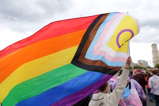 Menschen laufen mit Regenbogenfahne in der Breiten Straße während einer Demo zum Christopher Street Day in Potsdam, 17. Mai 2025. CSD in Potsdam