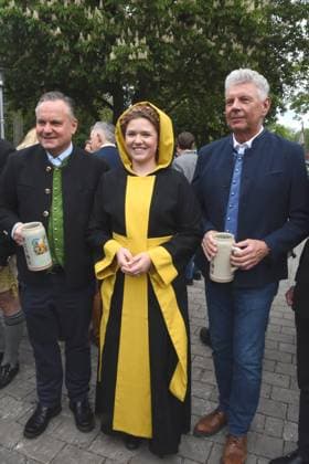 Dr.Christian Scharpf Wirtschaftsreferent Franziska Inselkammer Muenchner Kindl Dieter Reiter Oberbuergermeister Muenchen 25.04.2025 Theresienwiese-Fruehlingsfest- Eroeffnung -Teilnehmer Einzug - Bierfass Anzapfen in der Festhalle Bayernland Muenchen