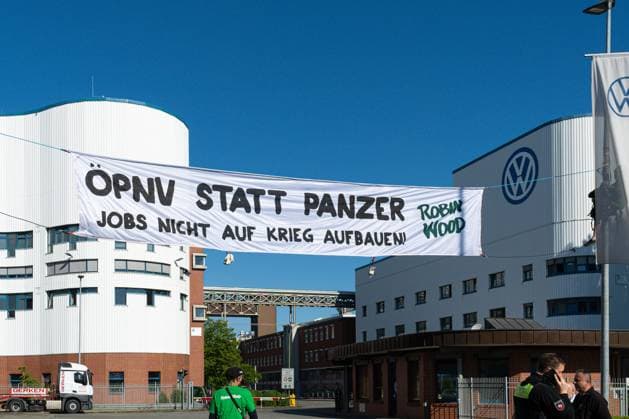 Osnabrück, Deutschland 19. Mai 2025: Im Bild: Aktivisten von Robin Wood, haben am heutigen Montag in Osnabrück vor dem Volkswagen-Werk eine Aktion gestartet. Das Motto war - ÖPNV statt Panzer Jobs nicht auf Krieg aufbauen - VW - Volkswagen Werk Niedersachsen Copyright: xFotostandx xKippx