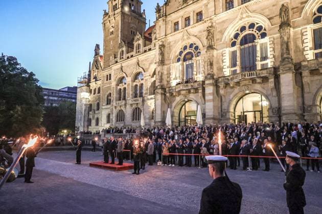 Bilder des Jahres 2025, News 05 Mai News Themen der Woche KW21 News Bilder des Tages Bundeswehr Serenade zu Ehren von Ministerpräsident Stephan Weil Rathaus Südseite, Maschpark, Fackelträger umrahmen die Protagonisten auf dem Podest und das Heresmusikkorps Hannover Hannover Bristolweg, Rathaus Niedersachsen, Region Hannover Germany