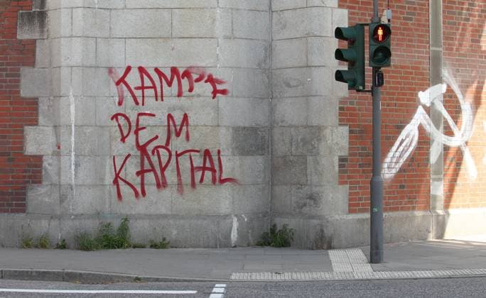 Auf eine Mauer wurde der Schriftzug: Kampf dem Kapital gesprüht. Barmbek Hamburg