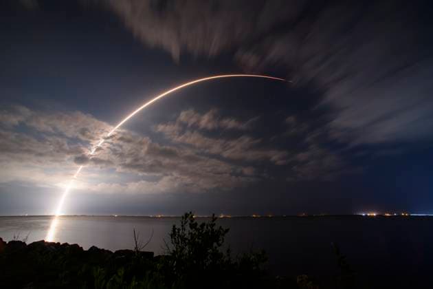 May 20, 2025, Merritt Island, Florida, USA: A SpaceX Falcon 9 rocket carrying 23 Starlink satellites, including 13 with Direct to Cell capabilities, lifts off from Space Launch Complex-40 at Cape Canaveral Space Force Station, Florida, at 11:19 p.m. EDT on May 20, 2025. Merritt Island USA - ZUMAb268 20250520_znp_b268_001 Copyright: xJenniferxBriggsx